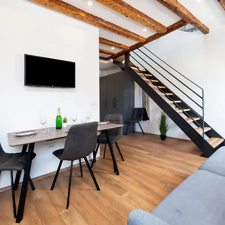 The Yellow House Apartment