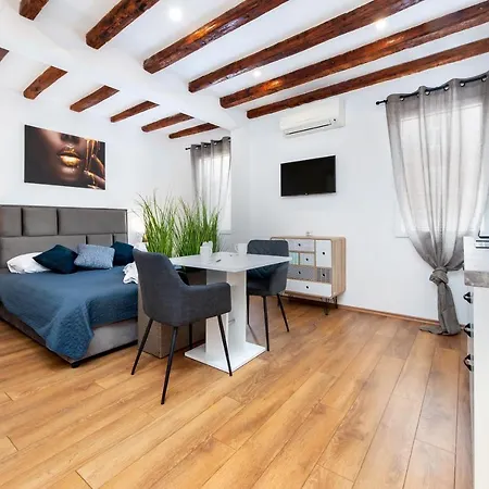 The Yellow House Apartment *